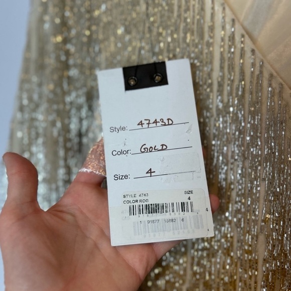 MAC DUGGAL Beaded Fringe Gown Ombré Silver
Gold Formal Dress 4743 Size 4 - Picture 7 of 9